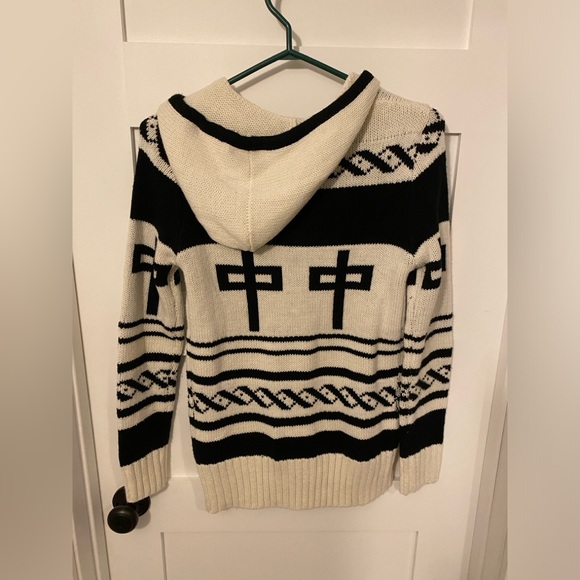 Women’s Red Dragon Cowichan Knit Wool Sweater - Picture 2 of 6